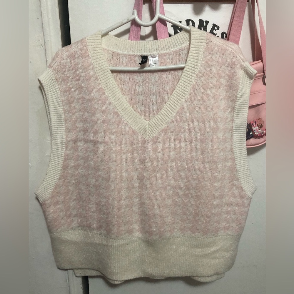 H&M - pink/white houndstooth sweater vest
